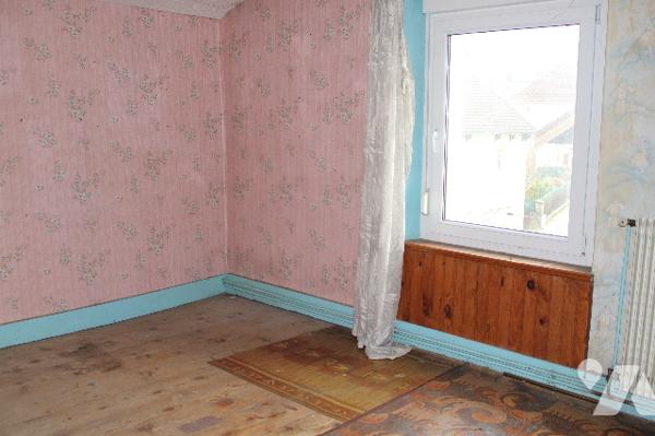 Maison à rénover  avec 2 appartements et dépendances, située proche du centre du village.