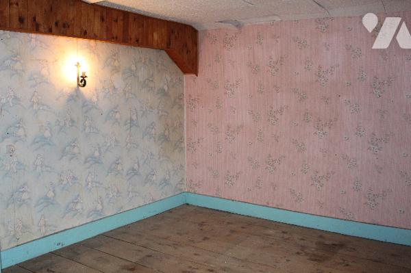 Maison à rénover  avec 2 appartements et dépendances, située proche du centre du village.