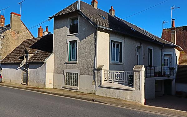 Immeuble à vendre    4 pièces • 96,77 m2 Saint-Satur