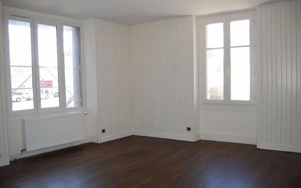 Immeuble à vendre    4 pièces • 96,77 m2 Saint-Satur