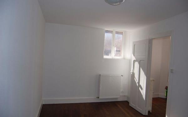 Immeuble à vendre    4 pièces • 96,77 m2 Saint-Satur