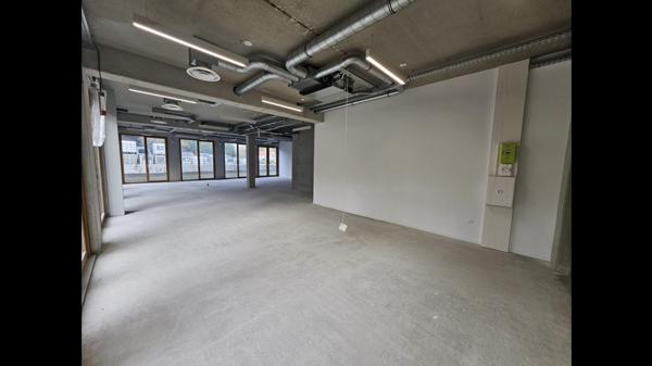 Bureau 12 pièces - 2654 m²