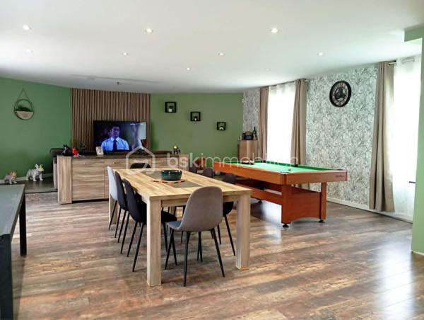Votre Conseillère Shana WURMSER, vous propose en exclusivité cette maison aux portes de Rethel, dans la Commune de Doux. 

Entièrement rénovée à l’intérieur, cette maison offre de beaux volumes et se compose : d'une entrée sur une grande pièce de vie d'environ 55m², une cuisine équipée et dinatoire, un wc, un bureau, un dressing, une salle d'eau, une arrière cuisine et  2 pièces complémentaires.

A l'étage, une chambre parentale avec un espace dressing (possibilité d'aménager une salle d'eau), 3 chambres, une salle d'eau/wc. 

Un grenier et une cave complètent ce bien. 

Le véritable atout de cette propriété : un terrain d’environ 3 100 m².

Chauffage électrique et poêle à granulés. 

Travaux réalisés; Isolation, électricité, menuiseries, plomberie.

Travaux à réaliser; Façade