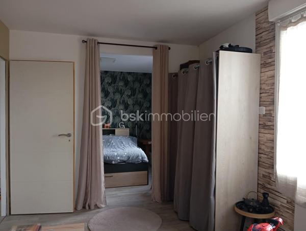Votre Conseillère Shana WURMSER, vous propose en exclusivité cette maison aux portes de Rethel, dans la Commune de Doux. 

Entièrement rénovée à l’intérieur, cette maison offre de beaux volumes et se compose : d'une entrée sur une grande pièce de vie d'environ 55m², une cuisine équipée et dinatoire, un wc, un bureau, un dressing, une salle d'eau, une arrière cuisine et  2 pièces complémentaires.

A l'étage, une chambre parentale avec un espace dressing (possibilité d'aménager une salle d'eau), 3 chambres, une salle d'eau/wc. 

Un grenier et une cave complètent ce bien. 

Le véritable atout de cette propriété : un terrain d’environ 3 100 m².

Chauffage électrique et poêle à granulés. 

Travaux réalisés; Isolation, électricité, menuiseries, plomberie.

Travaux à réaliser; Façade