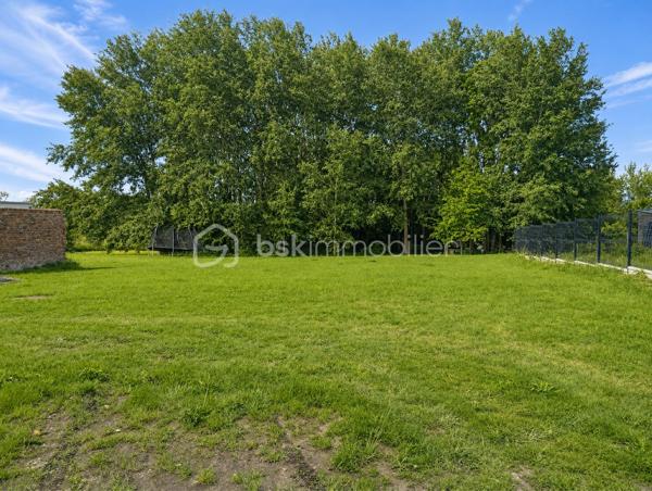 Votre Conseillère Shana WURMSER, vous propose en exclusivité cette maison aux portes de Rethel, dans la Commune de Doux. 

Entièrement rénovée à l’intérieur, cette maison offre de beaux volumes et se compose : d'une entrée sur une grande pièce de vie d'environ 55m², une cuisine équipée et dinatoire, un wc, un bureau, un dressing, une salle d'eau, une arrière cuisine et  2 pièces complémentaires.

A l'étage, une chambre parentale avec un espace dressing (possibilité d'aménager une salle d'eau), 3 chambres, une salle d'eau/wc. 

Un grenier et une cave complètent ce bien. 

Le véritable atout de cette propriété : un terrain d’environ 3 100 m².

Chauffage électrique et poêle à granulés. 

Travaux réalisés; Isolation, électricité, menuiseries, plomberie.

Travaux à réaliser; Façade