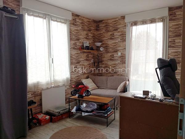 Votre Conseillère Shana WURMSER, vous propose en exclusivité cette maison aux portes de Rethel, dans la Commune de Doux. 

Entièrement rénovée à l’intérieur, cette maison offre de beaux volumes et se compose : d'une entrée sur une grande pièce de vie d'environ 55m², une cuisine équipée et dinatoire, un wc, un bureau, un dressing, une salle d'eau, une arrière cuisine et  2 pièces complémentaires.

A l'étage, une chambre parentale avec un espace dressing (possibilité d'aménager une salle d'eau), 3 chambres, une salle d'eau/wc. 

Un grenier et une cave complètent ce bien. 

Le véritable atout de cette propriété : un terrain d’environ 3 100 m².

Chauffage électrique et poêle à granulés. 

Travaux réalisés; Isolation, électricité, menuiseries, plomberie.

Travaux à réaliser; Façade