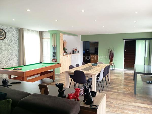 Votre Conseillère Shana WURMSER, vous propose en exclusivité cette maison aux portes de Rethel, dans la Commune de Doux. 

Entièrement rénovée à l’intérieur, cette maison offre de beaux volumes et se compose : d'une entrée sur une grande pièce de vie d'environ 55m², une cuisine équipée et dinatoire, un wc, un bureau, un dressing, une salle d'eau, une arrière cuisine et  2 pièces complémentaires.

A l'étage, une chambre parentale avec un espace dressing (possibilité d'aménager une salle d'eau), 3 chambres, une salle d'eau/wc. 

Un grenier et une cave complètent ce bien. 

Le véritable atout de cette propriété : un terrain d’environ 3 100 m².

Chauffage électrique et poêle à granulés. 

Travaux réalisés; Isolation, électricité, menuiseries, plomberie.

Travaux à réaliser; Façade
