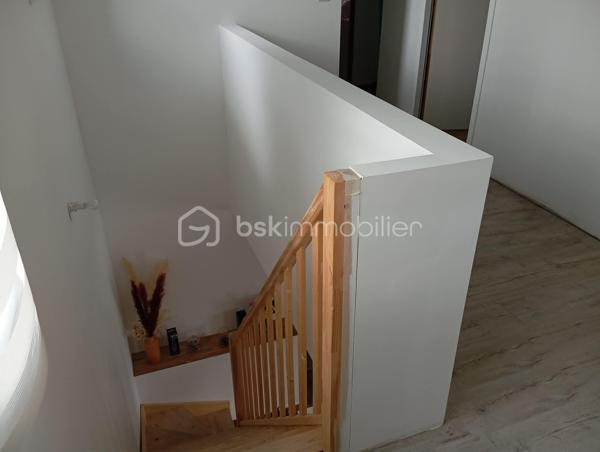 Votre Conseillère Shana WURMSER, vous propose en exclusivité cette maison aux portes de Rethel, dans la Commune de Doux. 

Entièrement rénovée à l’intérieur, cette maison offre de beaux volumes et se compose : d'une entrée sur une grande pièce de vie d'environ 55m², une cuisine équipée et dinatoire, un wc, un bureau, un dressing, une salle d'eau, une arrière cuisine et  2 pièces complémentaires.

A l'étage, une chambre parentale avec un espace dressing (possibilité d'aménager une salle d'eau), 3 chambres, une salle d'eau/wc. 

Un grenier et une cave complètent ce bien. 

Le véritable atout de cette propriété : un terrain d’environ 3 100 m².

Chauffage électrique et poêle à granulés. 

Travaux réalisés; Isolation, électricité, menuiseries, plomberie.

Travaux à réaliser; Façade