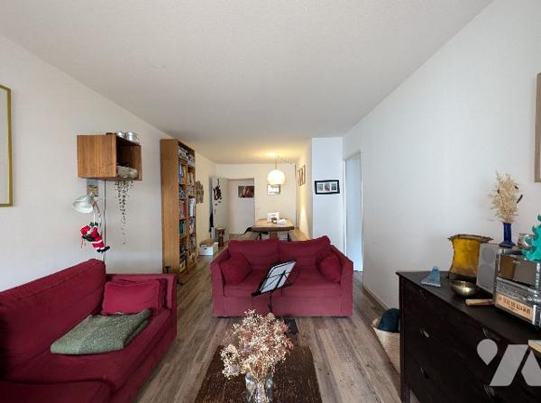 Rue Roger Brun, appartement traversant T5 de 103 m² avec terrasse de 8 m² et garage en sous-sol.