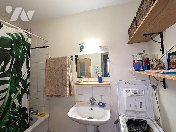 Rue Roger Brun, appartement traversant T5 de 103 m² avec terrasse de 8 m² et garage en sous-sol.