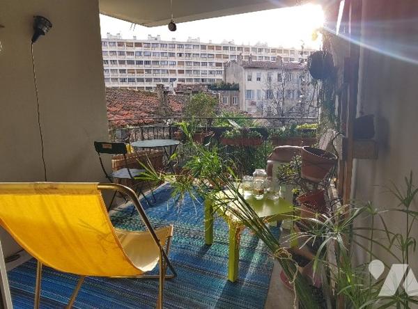 Rue Roger Brun, appartement traversant T5 de 103 m² avec terrasse de 8 m² et garage en sous-sol.