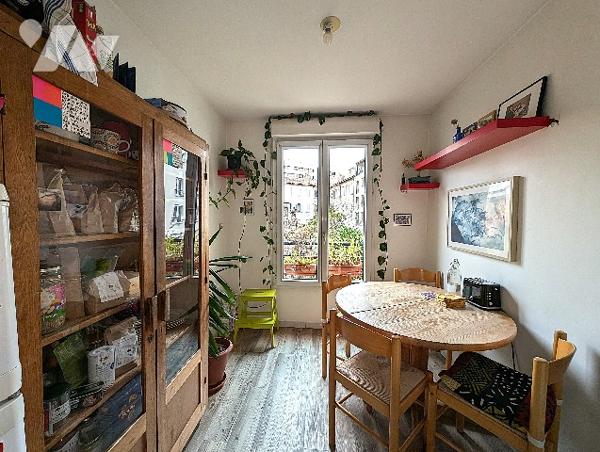 Rue Roger Brun, appartement traversant T5 de 103 m² avec terrasse de 8 m² et garage en sous-sol.