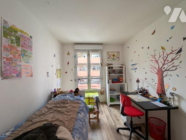 Rue Roger Brun, appartement traversant T5 de 103 m² avec terrasse de 8 m² et garage en sous-sol.