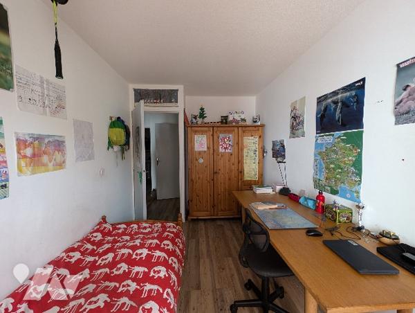 Rue Roger Brun, appartement traversant T5 de 103 m² avec terrasse de 8 m² et garage en sous-sol.