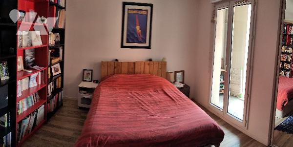 Rue Roger Brun, appartement traversant T5 de 103 m² avec terrasse de 8 m² et garage en sous-sol.