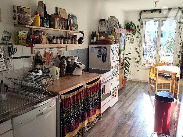 Rue Roger Brun, appartement traversant T5 de 103 m² avec terrasse de 8 m² et garage en sous-sol.