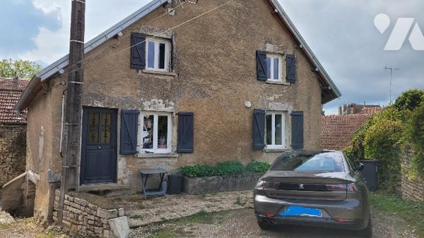 CHOYE, immeuble composé de deux maisons mitoyennes avec entrées indépendantes.