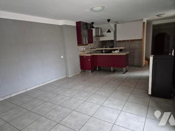 CHOYE, immeuble composé de deux maisons mitoyennes avec entrées indépendantes.