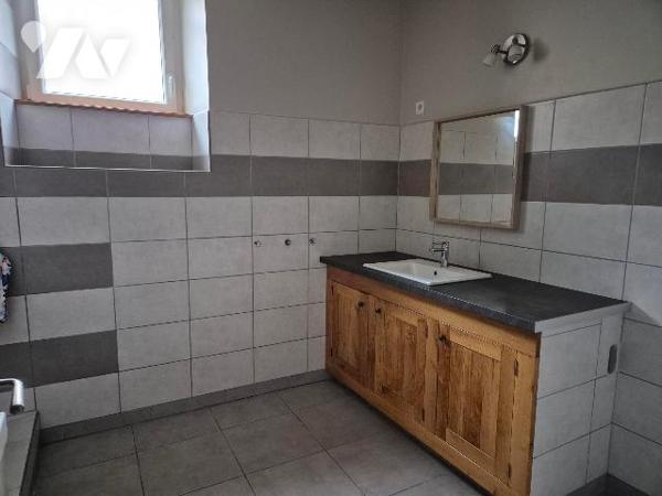 CHOYE, immeuble composé de deux maisons mitoyennes avec entrées indépendantes.