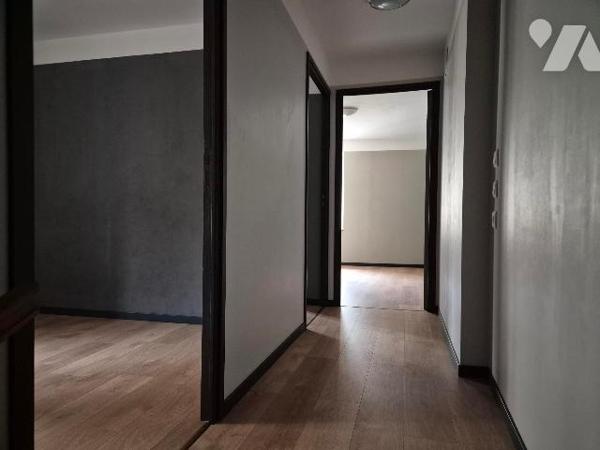 CHOYE, immeuble composé de deux maisons mitoyennes avec entrées indépendantes.