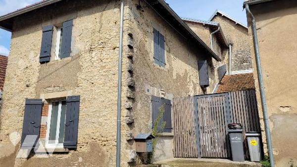 CHOYE, immeuble composé de deux maisons mitoyennes avec entrées indépendantes.