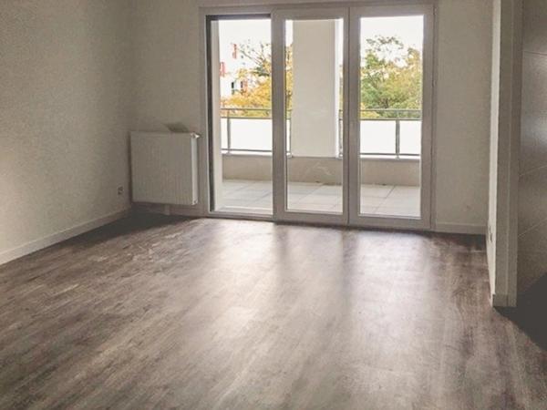 Dpt Loire Atlantique (44), à louer SAINT NAZAIRE appartement T2, balcon, place de stationnement
