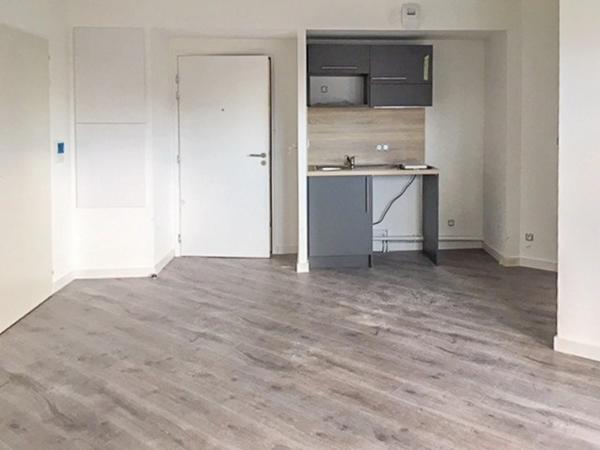 Dpt Loire Atlantique (44), à louer SAINT NAZAIRE appartement T2, balcon, place de stationnement