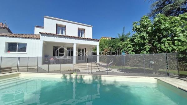 EN EXCLUSIVITE !! NOUVEAUTE. Dans un quartier résidentiel très recherché, proximité immédiate des écoles, collège, tram (5min), et commerces. Profitez d'un cadre de vie IDEAL alliant calme, verdure et commodités. Maison des années 1960, rénovée et agrandie avec architecte en 2022. 

Au rdc : entrée, séjour et salon pour un peu + de 40m² de pièce de vie, cuisine séparée équipée de 13m², suite parentale avec salle d'eau, 2e chambre utilisée en dressing, wc, buanderie, garage. A l'étage : bel escalier en marbre et ferronneries, pallier, 4 chambres, un bureau, salle de bain avec wc. 

Jardin très agréable, entouré de verdure, au calme et sans vis à vis. Piscine avec filet de protection entièrement amovible, qui peut être retiré facilement en partie ou totalité selon le besoin du moment. Grande terrasse abritée. Cours ombragée sur le côté et l'avant de la maison. Propriété close de murs, avec portail voiture. Possibilité de stationner 1 à 2 véhicules devant le garage + 1 voiture dedans.

Les +++ : Excellente rénovation énergétique - DPE A - isolation par l'extérieur, ravalement neuf, pompe à chaleur et climatisation, ballon d'eau chaude thermodynamique (solaire). Electricité refaite, menuiseries PVC, salle de bain et d'eau récente, cuisine neuve. Etage entièrement refait en 2022. A visiter sans tarder !!