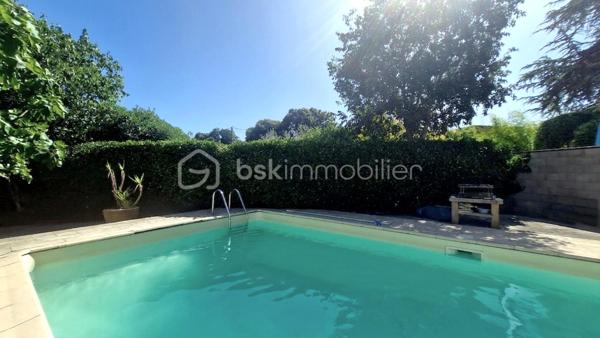 EN EXCLUSIVITE !! NOUVEAUTE. Dans un quartier résidentiel très recherché, proximité immédiate des écoles, collège, tram (5min), et commerces. Profitez d'un cadre de vie IDEAL alliant calme, verdure et commodités. Maison des années 1960, rénovée et agrandie avec architecte en 2022. 

Au rdc : entrée, séjour et salon pour un peu + de 40m² de pièce de vie, cuisine séparée équipée de 13m², suite parentale avec salle d'eau, 2e chambre utilisée en dressing, wc, buanderie, garage. A l'étage : bel escalier en marbre et ferronneries, pallier, 4 chambres, un bureau, salle de bain avec wc. 

Jardin très agréable, entouré de verdure, au calme et sans vis à vis. Piscine avec filet de protection entièrement amovible, qui peut être retiré facilement en partie ou totalité selon le besoin du moment. Grande terrasse abritée. Cours ombragée sur le côté et l'avant de la maison. Propriété close de murs, avec portail voiture. Possibilité de stationner 1 à 2 véhicules devant le garage + 1 voiture dedans.

Les +++ : Excellente rénovation énergétique - DPE A - isolation par l'extérieur, ravalement neuf, pompe à chaleur et climatisation, ballon d'eau chaude thermodynamique (solaire). Electricité refaite, menuiseries PVC, salle de bain et d'eau récente, cuisine neuve. Etage entièrement refait en 2022. A visiter sans tarder !!