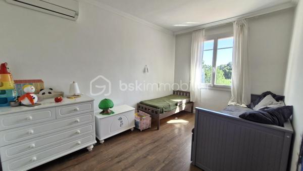 EN EXCLUSIVITE !! NOUVEAUTE. Dans un quartier résidentiel très recherché, proximité immédiate des écoles, collège, tram (5min), et commerces. Profitez d'un cadre de vie IDEAL alliant calme, verdure et commodités. Maison des années 1960, rénovée et agrandie avec architecte en 2022. 

Au rdc : entrée, séjour et salon pour un peu + de 40m² de pièce de vie, cuisine séparée équipée de 13m², suite parentale avec salle d'eau, 2e chambre utilisée en dressing, wc, buanderie, garage. A l'étage : bel escalier en marbre et ferronneries, pallier, 4 chambres, un bureau, salle de bain avec wc. 

Jardin très agréable, entouré de verdure, au calme et sans vis à vis. Piscine avec filet de protection entièrement amovible, qui peut être retiré facilement en partie ou totalité selon le besoin du moment. Grande terrasse abritée. Cours ombragée sur le côté et l'avant de la maison. Propriété close de murs, avec portail voiture. Possibilité de stationner 1 à 2 véhicules devant le garage + 1 voiture dedans.

Les +++ : Excellente rénovation énergétique - DPE A - isolation par l'extérieur, ravalement neuf, pompe à chaleur et climatisation, ballon d'eau chaude thermodynamique (solaire). Electricité refaite, menuiseries PVC, salle de bain et d'eau récente, cuisine neuve. Etage entièrement refait en 2022. A visiter sans tarder !!