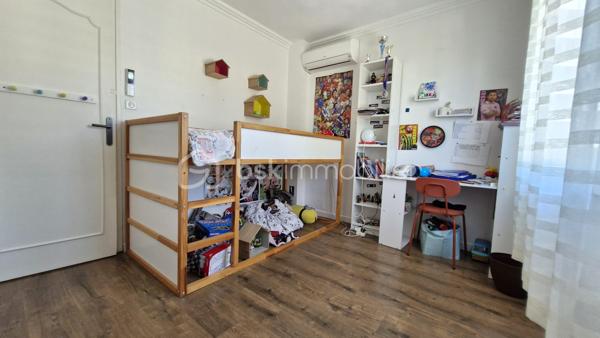 EN EXCLUSIVITE !! NOUVEAUTE. Dans un quartier résidentiel très recherché, proximité immédiate des écoles, collège, tram (5min), et commerces. Profitez d'un cadre de vie IDEAL alliant calme, verdure et commodités. Maison des années 1960, rénovée et agrandie avec architecte en 2022. 

Au rdc : entrée, séjour et salon pour un peu + de 40m² de pièce de vie, cuisine séparée équipée de 13m², suite parentale avec salle d'eau, 2e chambre utilisée en dressing, wc, buanderie, garage. A l'étage : bel escalier en marbre et ferronneries, pallier, 4 chambres, un bureau, salle de bain avec wc. 

Jardin très agréable, entouré de verdure, au calme et sans vis à vis. Piscine avec filet de protection entièrement amovible, qui peut être retiré facilement en partie ou totalité selon le besoin du moment. Grande terrasse abritée. Cours ombragée sur le côté et l'avant de la maison. Propriété close de murs, avec portail voiture. Possibilité de stationner 1 à 2 véhicules devant le garage + 1 voiture dedans.

Les +++ : Excellente rénovation énergétique - DPE A - isolation par l'extérieur, ravalement neuf, pompe à chaleur et climatisation, ballon d'eau chaude thermodynamique (solaire). Electricité refaite, menuiseries PVC, salle de bain et d'eau récente, cuisine neuve. Etage entièrement refait en 2022. A visiter sans tarder !!