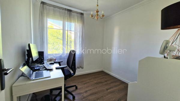 EN EXCLUSIVITE !! NOUVEAUTE. Dans un quartier résidentiel très recherché, proximité immédiate des écoles, collège, tram (5min), et commerces. Profitez d'un cadre de vie IDEAL alliant calme, verdure et commodités. Maison des années 1960, rénovée et agrandie avec architecte en 2022. 

Au rdc : entrée, séjour et salon pour un peu + de 40m² de pièce de vie, cuisine séparée équipée de 13m², suite parentale avec salle d'eau, 2e chambre utilisée en dressing, wc, buanderie, garage. A l'étage : bel escalier en marbre et ferronneries, pallier, 4 chambres, un bureau, salle de bain avec wc. 

Jardin très agréable, entouré de verdure, au calme et sans vis à vis. Piscine avec filet de protection entièrement amovible, qui peut être retiré facilement en partie ou totalité selon le besoin du moment. Grande terrasse abritée. Cours ombragée sur le côté et l'avant de la maison. Propriété close de murs, avec portail voiture. Possibilité de stationner 1 à 2 véhicules devant le garage + 1 voiture dedans.

Les +++ : Excellente rénovation énergétique - DPE A - isolation par l'extérieur, ravalement neuf, pompe à chaleur et climatisation, ballon d'eau chaude thermodynamique (solaire). Electricité refaite, menuiseries PVC, salle de bain et d'eau récente, cuisine neuve. Etage entièrement refait en 2022. A visiter sans tarder !!