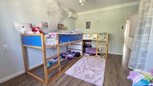 EN EXCLUSIVITE !! NOUVEAUTE. Dans un quartier résidentiel très recherché, proximité immédiate des écoles, collège, tram (5min), et commerces. Profitez d'un cadre de vie IDEAL alliant calme, verdure et commodités. Maison des années 1960, rénovée et agrandie avec architecte en 2022. 

Au rdc : entrée, séjour et salon pour un peu + de 40m² de pièce de vie, cuisine séparée équipée de 13m², suite parentale avec salle d'eau, 2e chambre utilisée en dressing, wc, buanderie, garage. A l'étage : bel escalier en marbre et ferronneries, pallier, 4 chambres, un bureau, salle de bain avec wc. 

Jardin très agréable, entouré de verdure, au calme et sans vis à vis. Piscine avec filet de protection entièrement amovible, qui peut être retiré facilement en partie ou totalité selon le besoin du moment. Grande terrasse abritée. Cours ombragée sur le côté et l'avant de la maison. Propriété close de murs, avec portail voiture. Possibilité de stationner 1 à 2 véhicules devant le garage + 1 voiture dedans.

Les +++ : Excellente rénovation énergétique - DPE A - isolation par l'extérieur, ravalement neuf, pompe à chaleur et climatisation, ballon d'eau chaude thermodynamique (solaire). Electricité refaite, menuiseries PVC, salle de bain et d'eau récente, cuisine neuve. Etage entièrement refait en 2022. A visiter sans tarder !!