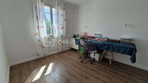 EN EXCLUSIVITE !! NOUVEAUTE. Dans un quartier résidentiel très recherché, proximité immédiate des écoles, collège, tram (5min), et commerces. Profitez d'un cadre de vie IDEAL alliant calme, verdure et commodités. Maison des années 1960, rénovée et agrandie avec architecte en 2022. 

Au rdc : entrée, séjour et salon pour un peu + de 40m² de pièce de vie, cuisine séparée équipée de 13m², suite parentale avec salle d'eau, 2e chambre utilisée en dressing, wc, buanderie, garage. A l'étage : bel escalier en marbre et ferronneries, pallier, 4 chambres, un bureau, salle de bain avec wc. 

Jardin très agréable, entouré de verdure, au calme et sans vis à vis. Piscine avec filet de protection entièrement amovible, qui peut être retiré facilement en partie ou totalité selon le besoin du moment. Grande terrasse abritée. Cours ombragée sur le côté et l'avant de la maison. Propriété close de murs, avec portail voiture. Possibilité de stationner 1 à 2 véhicules devant le garage + 1 voiture dedans.

Les +++ : Excellente rénovation énergétique - DPE A - isolation par l'extérieur, ravalement neuf, pompe à chaleur et climatisation, ballon d'eau chaude thermodynamique (solaire). Electricité refaite, menuiseries PVC, salle de bain et d'eau récente, cuisine neuve. Etage entièrement refait en 2022. A visiter sans tarder !!