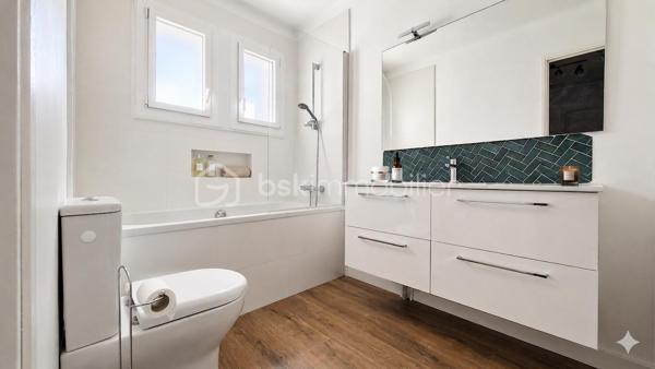 EN EXCLUSIVITE !! NOUVEAUTE. Dans un quartier résidentiel très recherché, proximité immédiate des écoles, collège, tram (5min), et commerces. Profitez d'un cadre de vie IDEAL alliant calme, verdure et commodités. Maison des années 1960, rénovée et agrandie avec architecte en 2022. 

Au rdc : entrée, séjour et salon pour un peu + de 40m² de pièce de vie, cuisine séparée équipée de 13m², suite parentale avec salle d'eau, 2e chambre utilisée en dressing, wc, buanderie, garage. A l'étage : bel escalier en marbre et ferronneries, pallier, 4 chambres, un bureau, salle de bain avec wc. 

Jardin très agréable, entouré de verdure, au calme et sans vis à vis. Piscine avec filet de protection entièrement amovible, qui peut être retiré facilement en partie ou totalité selon le besoin du moment. Grande terrasse abritée. Cours ombragée sur le côté et l'avant de la maison. Propriété close de murs, avec portail voiture. Possibilité de stationner 1 à 2 véhicules devant le garage + 1 voiture dedans.

Les +++ : Excellente rénovation énergétique - DPE A - isolation par l'extérieur, ravalement neuf, pompe à chaleur et climatisation, ballon d'eau chaude thermodynamique (solaire). Electricité refaite, menuiseries PVC, salle de bain et d'eau récente, cuisine neuve. Etage entièrement refait en 2022. A visiter sans tarder !!