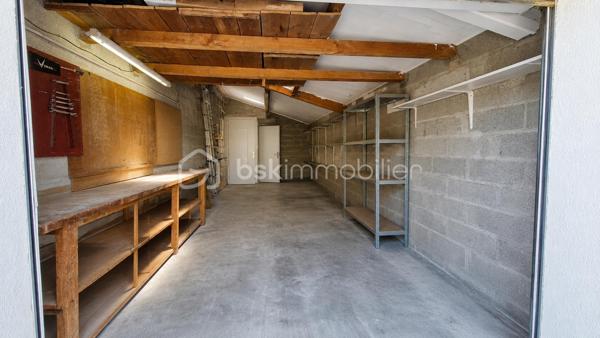 EN EXCLUSIVITE !! NOUVEAUTE. Dans un quartier résidentiel très recherché, proximité immédiate des écoles, collège, tram (5min), et commerces. Profitez d'un cadre de vie IDEAL alliant calme, verdure et commodités. Maison des années 1960, rénovée et agrandie avec architecte en 2022. 

Au rdc : entrée, séjour et salon pour un peu + de 40m² de pièce de vie, cuisine séparée équipée de 13m², suite parentale avec salle d'eau, 2e chambre utilisée en dressing, wc, buanderie, garage. A l'étage : bel escalier en marbre et ferronneries, pallier, 4 chambres, un bureau, salle de bain avec wc. 

Jardin très agréable, entouré de verdure, au calme et sans vis à vis. Piscine avec filet de protection entièrement amovible, qui peut être retiré facilement en partie ou totalité selon le besoin du moment. Grande terrasse abritée. Cours ombragée sur le côté et l'avant de la maison. Propriété close de murs, avec portail voiture. Possibilité de stationner 1 à 2 véhicules devant le garage + 1 voiture dedans.

Les +++ : Excellente rénovation énergétique - DPE A - isolation par l'extérieur, ravalement neuf, pompe à chaleur et climatisation, ballon d'eau chaude thermodynamique (solaire). Electricité refaite, menuiseries PVC, salle de bain et d'eau récente, cuisine neuve. Etage entièrement refait en 2022. A visiter sans tarder !!
