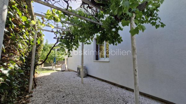 EN EXCLUSIVITE !! NOUVEAUTE. Dans un quartier résidentiel très recherché, proximité immédiate des écoles, collège, tram (5min), et commerces. Profitez d'un cadre de vie IDEAL alliant calme, verdure et commodités. Maison des années 1960, rénovée et agrandie avec architecte en 2022. 

Au rdc : entrée, séjour et salon pour un peu + de 40m² de pièce de vie, cuisine séparée équipée de 13m², suite parentale avec salle d'eau, 2e chambre utilisée en dressing, wc, buanderie, garage. A l'étage : bel escalier en marbre et ferronneries, pallier, 4 chambres, un bureau, salle de bain avec wc. 

Jardin très agréable, entouré de verdure, au calme et sans vis à vis. Piscine avec filet de protection entièrement amovible, qui peut être retiré facilement en partie ou totalité selon le besoin du moment. Grande terrasse abritée. Cours ombragée sur le côté et l'avant de la maison. Propriété close de murs, avec portail voiture. Possibilité de stationner 1 à 2 véhicules devant le garage + 1 voiture dedans.

Les +++ : Excellente rénovation énergétique - DPE A - isolation par l'extérieur, ravalement neuf, pompe à chaleur et climatisation, ballon d'eau chaude thermodynamique (solaire). Electricité refaite, menuiseries PVC, salle de bain et d'eau récente, cuisine neuve. Etage entièrement refait en 2022. A visiter sans tarder !!
