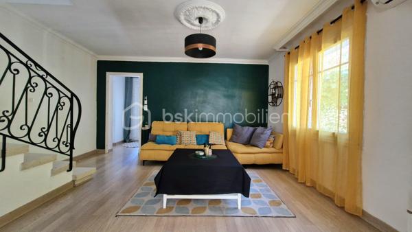 EN EXCLUSIVITE !! NOUVEAUTE. Dans un quartier résidentiel très recherché, proximité immédiate des écoles, collège, tram (5min), et commerces. Profitez d'un cadre de vie IDEAL alliant calme, verdure et commodités. Maison des années 1960, rénovée et agrandie avec architecte en 2022. 

Au rdc : entrée, séjour et salon pour un peu + de 40m² de pièce de vie, cuisine séparée équipée de 13m², suite parentale avec salle d'eau, 2e chambre utilisée en dressing, wc, buanderie, garage. A l'étage : bel escalier en marbre et ferronneries, pallier, 4 chambres, un bureau, salle de bain avec wc. 

Jardin très agréable, entouré de verdure, au calme et sans vis à vis. Piscine avec filet de protection entièrement amovible, qui peut être retiré facilement en partie ou totalité selon le besoin du moment. Grande terrasse abritée. Cours ombragée sur le côté et l'avant de la maison. Propriété close de murs, avec portail voiture. Possibilité de stationner 1 à 2 véhicules devant le garage + 1 voiture dedans.

Les +++ : Excellente rénovation énergétique - DPE A - isolation par l'extérieur, ravalement neuf, pompe à chaleur et climatisation, ballon d'eau chaude thermodynamique (solaire). Electricité refaite, menuiseries PVC, salle de bain et d'eau récente, cuisine neuve. Etage entièrement refait en 2022. A visiter sans tarder !!