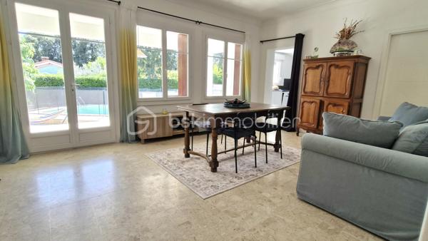 EN EXCLUSIVITE !! NOUVEAUTE. Dans un quartier résidentiel très recherché, proximité immédiate des écoles, collège, tram (5min), et commerces. Profitez d'un cadre de vie IDEAL alliant calme, verdure et commodités. Maison des années 1960, rénovée et agrandie avec architecte en 2022. 

Au rdc : entrée, séjour et salon pour un peu + de 40m² de pièce de vie, cuisine séparée équipée de 13m², suite parentale avec salle d'eau, 2e chambre utilisée en dressing, wc, buanderie, garage. A l'étage : bel escalier en marbre et ferronneries, pallier, 4 chambres, un bureau, salle de bain avec wc. 

Jardin très agréable, entouré de verdure, au calme et sans vis à vis. Piscine avec filet de protection entièrement amovible, qui peut être retiré facilement en partie ou totalité selon le besoin du moment. Grande terrasse abritée. Cours ombragée sur le côté et l'avant de la maison. Propriété close de murs, avec portail voiture. Possibilité de stationner 1 à 2 véhicules devant le garage + 1 voiture dedans.

Les +++ : Excellente rénovation énergétique - DPE A - isolation par l'extérieur, ravalement neuf, pompe à chaleur et climatisation, ballon d'eau chaude thermodynamique (solaire). Electricité refaite, menuiseries PVC, salle de bain et d'eau récente, cuisine neuve. Etage entièrement refait en 2022. A visiter sans tarder !!