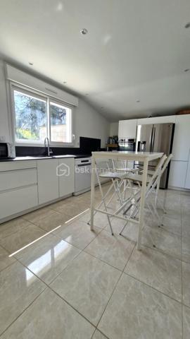 EN EXCLUSIVITE !! NOUVEAUTE. Dans un quartier résidentiel très recherché, proximité immédiate des écoles, collège, tram (5min), et commerces. Profitez d'un cadre de vie IDEAL alliant calme, verdure et commodités. Maison des années 1960, rénovée et agrandie avec architecte en 2022. 

Au rdc : entrée, séjour et salon pour un peu + de 40m² de pièce de vie, cuisine séparée équipée de 13m², suite parentale avec salle d'eau, 2e chambre utilisée en dressing, wc, buanderie, garage. A l'étage : bel escalier en marbre et ferronneries, pallier, 4 chambres, un bureau, salle de bain avec wc. 

Jardin très agréable, entouré de verdure, au calme et sans vis à vis. Piscine avec filet de protection entièrement amovible, qui peut être retiré facilement en partie ou totalité selon le besoin du moment. Grande terrasse abritée. Cours ombragée sur le côté et l'avant de la maison. Propriété close de murs, avec portail voiture. Possibilité de stationner 1 à 2 véhicules devant le garage + 1 voiture dedans.

Les +++ : Excellente rénovation énergétique - DPE A - isolation par l'extérieur, ravalement neuf, pompe à chaleur et climatisation, ballon d'eau chaude thermodynamique (solaire). Electricité refaite, menuiseries PVC, salle de bain et d'eau récente, cuisine neuve. Etage entièrement refait en 2022. A visiter sans tarder !!