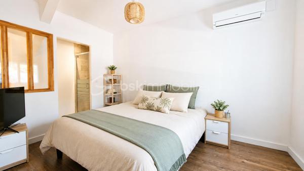 EN EXCLUSIVITE !! NOUVEAUTE. Dans un quartier résidentiel très recherché, proximité immédiate des écoles, collège, tram (5min), et commerces. Profitez d'un cadre de vie IDEAL alliant calme, verdure et commodités. Maison des années 1960, rénovée et agrandie avec architecte en 2022. 

Au rdc : entrée, séjour et salon pour un peu + de 40m² de pièce de vie, cuisine séparée équipée de 13m², suite parentale avec salle d'eau, 2e chambre utilisée en dressing, wc, buanderie, garage. A l'étage : bel escalier en marbre et ferronneries, pallier, 4 chambres, un bureau, salle de bain avec wc. 

Jardin très agréable, entouré de verdure, au calme et sans vis à vis. Piscine avec filet de protection entièrement amovible, qui peut être retiré facilement en partie ou totalité selon le besoin du moment. Grande terrasse abritée. Cours ombragée sur le côté et l'avant de la maison. Propriété close de murs, avec portail voiture. Possibilité de stationner 1 à 2 véhicules devant le garage + 1 voiture dedans.

Les +++ : Excellente rénovation énergétique - DPE A - isolation par l'extérieur, ravalement neuf, pompe à chaleur et climatisation, ballon d'eau chaude thermodynamique (solaire). Electricité refaite, menuiseries PVC, salle de bain et d'eau récente, cuisine neuve. Etage entièrement refait en 2022. A visiter sans tarder !!