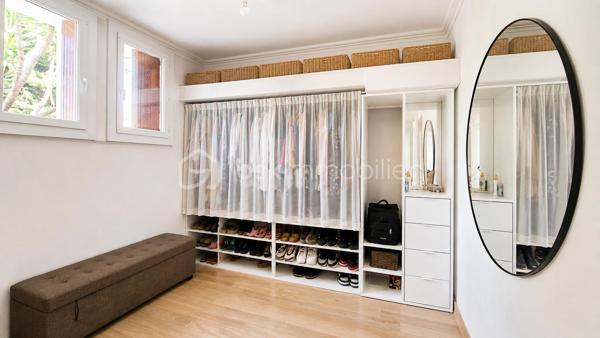 EN EXCLUSIVITE !! NOUVEAUTE. Dans un quartier résidentiel très recherché, proximité immédiate des écoles, collège, tram (5min), et commerces. Profitez d'un cadre de vie IDEAL alliant calme, verdure et commodités. Maison des années 1960, rénovée et agrandie avec architecte en 2022. 

Au rdc : entrée, séjour et salon pour un peu + de 40m² de pièce de vie, cuisine séparée équipée de 13m², suite parentale avec salle d'eau, 2e chambre utilisée en dressing, wc, buanderie, garage. A l'étage : bel escalier en marbre et ferronneries, pallier, 4 chambres, un bureau, salle de bain avec wc. 

Jardin très agréable, entouré de verdure, au calme et sans vis à vis. Piscine avec filet de protection entièrement amovible, qui peut être retiré facilement en partie ou totalité selon le besoin du moment. Grande terrasse abritée. Cours ombragée sur le côté et l'avant de la maison. Propriété close de murs, avec portail voiture. Possibilité de stationner 1 à 2 véhicules devant le garage + 1 voiture dedans.

Les +++ : Excellente rénovation énergétique - DPE A - isolation par l'extérieur, ravalement neuf, pompe à chaleur et climatisation, ballon d'eau chaude thermodynamique (solaire). Electricité refaite, menuiseries PVC, salle de bain et d'eau récente, cuisine neuve. Etage entièrement refait en 2022. A visiter sans tarder !!
