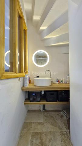 EN EXCLUSIVITE !! NOUVEAUTE. Dans un quartier résidentiel très recherché, proximité immédiate des écoles, collège, tram (5min), et commerces. Profitez d'un cadre de vie IDEAL alliant calme, verdure et commodités. Maison des années 1960, rénovée et agrandie avec architecte en 2022. 

Au rdc : entrée, séjour et salon pour un peu + de 40m² de pièce de vie, cuisine séparée équipée de 13m², suite parentale avec salle d'eau, 2e chambre utilisée en dressing, wc, buanderie, garage. A l'étage : bel escalier en marbre et ferronneries, pallier, 4 chambres, un bureau, salle de bain avec wc. 

Jardin très agréable, entouré de verdure, au calme et sans vis à vis. Piscine avec filet de protection entièrement amovible, qui peut être retiré facilement en partie ou totalité selon le besoin du moment. Grande terrasse abritée. Cours ombragée sur le côté et l'avant de la maison. Propriété close de murs, avec portail voiture. Possibilité de stationner 1 à 2 véhicules devant le garage + 1 voiture dedans.

Les +++ : Excellente rénovation énergétique - DPE A - isolation par l'extérieur, ravalement neuf, pompe à chaleur et climatisation, ballon d'eau chaude thermodynamique (solaire). Electricité refaite, menuiseries PVC, salle de bain et d'eau récente, cuisine neuve. Etage entièrement refait en 2022. A visiter sans tarder !!