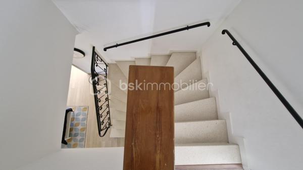 EN EXCLUSIVITE !! NOUVEAUTE. Dans un quartier résidentiel très recherché, proximité immédiate des écoles, collège, tram (5min), et commerces. Profitez d'un cadre de vie IDEAL alliant calme, verdure et commodités. Maison des années 1960, rénovée et agrandie avec architecte en 2022. 

Au rdc : entrée, séjour et salon pour un peu + de 40m² de pièce de vie, cuisine séparée équipée de 13m², suite parentale avec salle d'eau, 2e chambre utilisée en dressing, wc, buanderie, garage. A l'étage : bel escalier en marbre et ferronneries, pallier, 4 chambres, un bureau, salle de bain avec wc. 

Jardin très agréable, entouré de verdure, au calme et sans vis à vis. Piscine avec filet de protection entièrement amovible, qui peut être retiré facilement en partie ou totalité selon le besoin du moment. Grande terrasse abritée. Cours ombragée sur le côté et l'avant de la maison. Propriété close de murs, avec portail voiture. Possibilité de stationner 1 à 2 véhicules devant le garage + 1 voiture dedans.

Les +++ : Excellente rénovation énergétique - DPE A - isolation par l'extérieur, ravalement neuf, pompe à chaleur et climatisation, ballon d'eau chaude thermodynamique (solaire). Electricité refaite, menuiseries PVC, salle de bain et d'eau récente, cuisine neuve. Etage entièrement refait en 2022. A visiter sans tarder !!