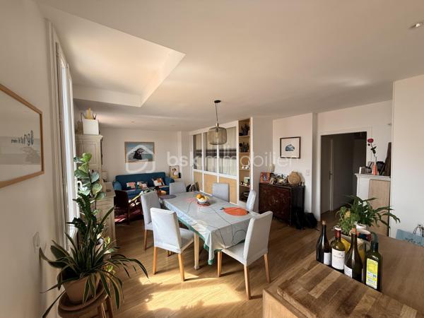 Situé en plein cœur du centre-ville de Sète, cet ensemble immobilier de 128 m², niché au deuxième étage d’un immeuble intimiste de seulement quatre lots, offre de nombreuses possibilités, aussi bien pour une résidence principale que pour un projet d’investissement.

Dès l’entrée, un hall distribue l’espace nuit composé de deux chambres, dont une particulièrement spacieuse, de deux dressings, d’une salle d’eau et d’un WC indépendant.

La pièce de vie, chaleureuse et lumineuse, accueille une cuisine ouverte sur le salon-séjour. Cet espace s’ouvre directement sur une agréable terrasse, véritable prolongement de l’habitation en plein centre-ville. La suite parentale, intégrée à cette partie de l’appartement, bénéficie de sa propre salle d’eau, offrant un espace confortable et préservé.

Un studio indépendant complète ce bien. Grâce à son accès privatif, il pourra parfaitement convenir à un projet locatif, à une activité professionnelle, à un logement pour un proche ou encore à un espace dédié au télétravail.

Deux greniers viennent également compléter l’ensemble et offrent un potentiel d’aménagement supplémentaire selon vos besoins.

Ce bien se distingue par sa configuration atypique et sa grande modularité. Il s’adresse aussi bien aux familles qu’aux investisseurs ou aux acquéreurs souhaitant associer habitation et rendement locatif.

Enfin, une place de parking est proposée en supplément, un véritable atout dans ce secteur très recherché du centre-ville de Sète.

Un bien aux multiples possibilités, à découvrir sans tarder.