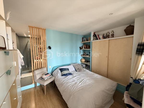 Situé en plein cœur du centre-ville de Sète, cet ensemble immobilier de 128 m², niché au deuxième étage d’un immeuble intimiste de seulement quatre lots, offre de nombreuses possibilités, aussi bien pour une résidence principale que pour un projet d’investissement.

Dès l’entrée, un hall distribue l’espace nuit composé de deux chambres, dont une particulièrement spacieuse, de deux dressings, d’une salle d’eau et d’un WC indépendant.

La pièce de vie, chaleureuse et lumineuse, accueille une cuisine ouverte sur le salon-séjour. Cet espace s’ouvre directement sur une agréable terrasse, véritable prolongement de l’habitation en plein centre-ville. La suite parentale, intégrée à cette partie de l’appartement, bénéficie de sa propre salle d’eau, offrant un espace confortable et préservé.

Un studio indépendant complète ce bien. Grâce à son accès privatif, il pourra parfaitement convenir à un projet locatif, à une activité professionnelle, à un logement pour un proche ou encore à un espace dédié au télétravail.

Deux greniers viennent également compléter l’ensemble et offrent un potentiel d’aménagement supplémentaire selon vos besoins.

Ce bien se distingue par sa configuration atypique et sa grande modularité. Il s’adresse aussi bien aux familles qu’aux investisseurs ou aux acquéreurs souhaitant associer habitation et rendement locatif.

Enfin, une place de parking est proposée en supplément, un véritable atout dans ce secteur très recherché du centre-ville de Sète.

Un bien aux multiples possibilités, à découvrir sans tarder.