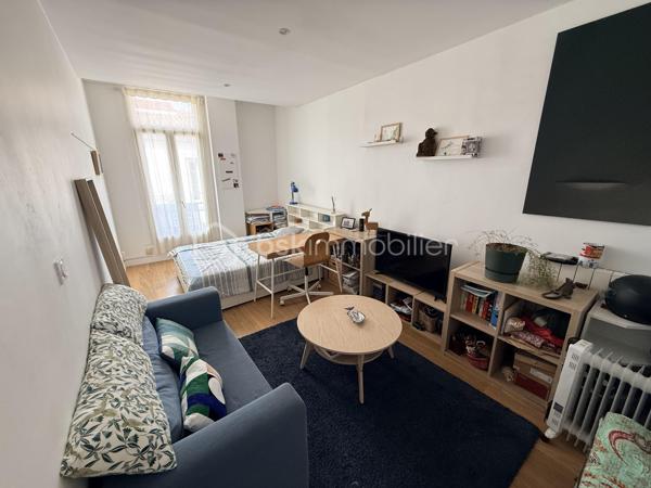 Situé en plein cœur du centre-ville de Sète, cet ensemble immobilier de 128 m², niché au deuxième étage d’un immeuble intimiste de seulement quatre lots, offre de nombreuses possibilités, aussi bien pour une résidence principale que pour un projet d’investissement.

Dès l’entrée, un hall distribue l’espace nuit composé de deux chambres, dont une particulièrement spacieuse, de deux dressings, d’une salle d’eau et d’un WC indépendant.

La pièce de vie, chaleureuse et lumineuse, accueille une cuisine ouverte sur le salon-séjour. Cet espace s’ouvre directement sur une agréable terrasse, véritable prolongement de l’habitation en plein centre-ville. La suite parentale, intégrée à cette partie de l’appartement, bénéficie de sa propre salle d’eau, offrant un espace confortable et préservé.

Un studio indépendant complète ce bien. Grâce à son accès privatif, il pourra parfaitement convenir à un projet locatif, à une activité professionnelle, à un logement pour un proche ou encore à un espace dédié au télétravail.

Deux greniers viennent également compléter l’ensemble et offrent un potentiel d’aménagement supplémentaire selon vos besoins.

Ce bien se distingue par sa configuration atypique et sa grande modularité. Il s’adresse aussi bien aux familles qu’aux investisseurs ou aux acquéreurs souhaitant associer habitation et rendement locatif.

Enfin, une place de parking est proposée en supplément, un véritable atout dans ce secteur très recherché du centre-ville de Sète.

Un bien aux multiples possibilités, à découvrir sans tarder.