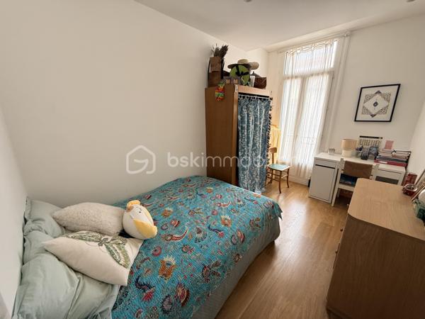 Situé en plein cœur du centre-ville de Sète, cet ensemble immobilier de 128 m², niché au deuxième étage d’un immeuble intimiste de seulement quatre lots, offre de nombreuses possibilités, aussi bien pour une résidence principale que pour un projet d’investissement.

Dès l’entrée, un hall distribue l’espace nuit composé de deux chambres, dont une particulièrement spacieuse, de deux dressings, d’une salle d’eau et d’un WC indépendant.

La pièce de vie, chaleureuse et lumineuse, accueille une cuisine ouverte sur le salon-séjour. Cet espace s’ouvre directement sur une agréable terrasse, véritable prolongement de l’habitation en plein centre-ville. La suite parentale, intégrée à cette partie de l’appartement, bénéficie de sa propre salle d’eau, offrant un espace confortable et préservé.

Un studio indépendant complète ce bien. Grâce à son accès privatif, il pourra parfaitement convenir à un projet locatif, à une activité professionnelle, à un logement pour un proche ou encore à un espace dédié au télétravail.

Deux greniers viennent également compléter l’ensemble et offrent un potentiel d’aménagement supplémentaire selon vos besoins.

Ce bien se distingue par sa configuration atypique et sa grande modularité. Il s’adresse aussi bien aux familles qu’aux investisseurs ou aux acquéreurs souhaitant associer habitation et rendement locatif.

Enfin, une place de parking est proposée en supplément, un véritable atout dans ce secteur très recherché du centre-ville de Sète.

Un bien aux multiples possibilités, à découvrir sans tarder.