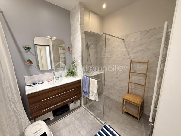 Situé en plein cœur du centre-ville de Sète, cet ensemble immobilier de 128 m², niché au deuxième étage d’un immeuble intimiste de seulement quatre lots, offre de nombreuses possibilités, aussi bien pour une résidence principale que pour un projet d’investissement.

Dès l’entrée, un hall distribue l’espace nuit composé de deux chambres, dont une particulièrement spacieuse, de deux dressings, d’une salle d’eau et d’un WC indépendant.

La pièce de vie, chaleureuse et lumineuse, accueille une cuisine ouverte sur le salon-séjour. Cet espace s’ouvre directement sur une agréable terrasse, véritable prolongement de l’habitation en plein centre-ville. La suite parentale, intégrée à cette partie de l’appartement, bénéficie de sa propre salle d’eau, offrant un espace confortable et préservé.

Un studio indépendant complète ce bien. Grâce à son accès privatif, il pourra parfaitement convenir à un projet locatif, à une activité professionnelle, à un logement pour un proche ou encore à un espace dédié au télétravail.

Deux greniers viennent également compléter l’ensemble et offrent un potentiel d’aménagement supplémentaire selon vos besoins.

Ce bien se distingue par sa configuration atypique et sa grande modularité. Il s’adresse aussi bien aux familles qu’aux investisseurs ou aux acquéreurs souhaitant associer habitation et rendement locatif.

Enfin, une place de parking est proposée en supplément, un véritable atout dans ce secteur très recherché du centre-ville de Sète.

Un bien aux multiples possibilités, à découvrir sans tarder.