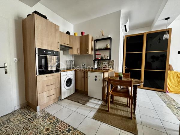 Situé en plein cœur du centre-ville de Sète, cet ensemble immobilier de 128 m², niché au deuxième étage d’un immeuble intimiste de seulement quatre lots, offre de nombreuses possibilités, aussi bien pour une résidence principale que pour un projet d’investissement.

Dès l’entrée, un hall distribue l’espace nuit composé de deux chambres, dont une particulièrement spacieuse, de deux dressings, d’une salle d’eau et d’un WC indépendant.

La pièce de vie, chaleureuse et lumineuse, accueille une cuisine ouverte sur le salon-séjour. Cet espace s’ouvre directement sur une agréable terrasse, véritable prolongement de l’habitation en plein centre-ville. La suite parentale, intégrée à cette partie de l’appartement, bénéficie de sa propre salle d’eau, offrant un espace confortable et préservé.

Un studio indépendant complète ce bien. Grâce à son accès privatif, il pourra parfaitement convenir à un projet locatif, à une activité professionnelle, à un logement pour un proche ou encore à un espace dédié au télétravail.

Deux greniers viennent également compléter l’ensemble et offrent un potentiel d’aménagement supplémentaire selon vos besoins.

Ce bien se distingue par sa configuration atypique et sa grande modularité. Il s’adresse aussi bien aux familles qu’aux investisseurs ou aux acquéreurs souhaitant associer habitation et rendement locatif.

Enfin, une place de parking est proposée en supplément, un véritable atout dans ce secteur très recherché du centre-ville de Sète.

Un bien aux multiples possibilités, à découvrir sans tarder.